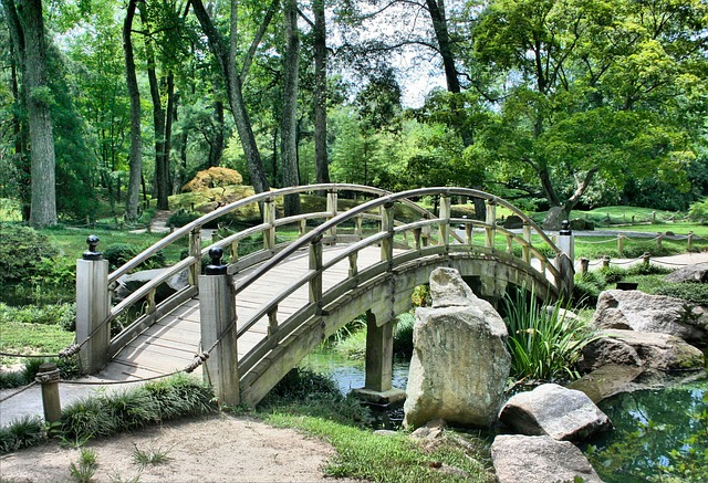 most v zahradě
