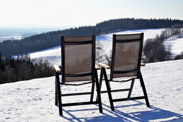 dvě židle v horách