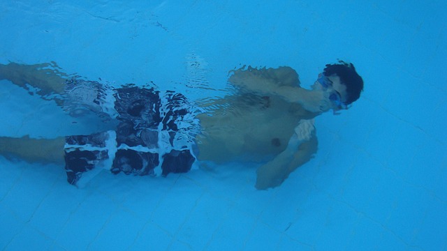 chlap pod vodou