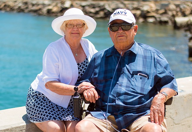 foto seniorů u moře